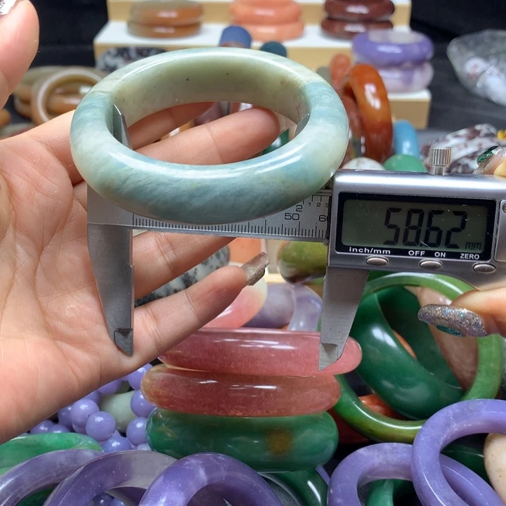 未镶嵌手镯石英质玉