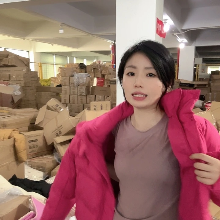 枚粉色露家嘎嘎棉服