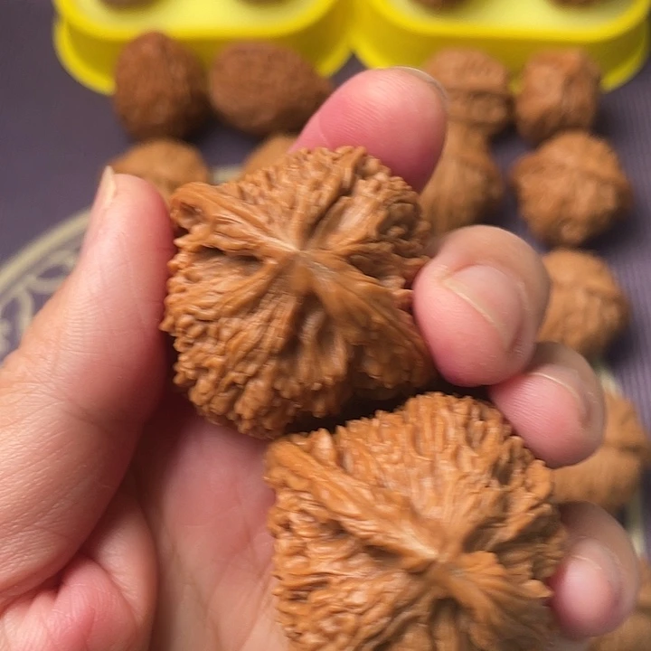 大叶紫檀（黑酸枝木类）文玩核桃南疆石43尺