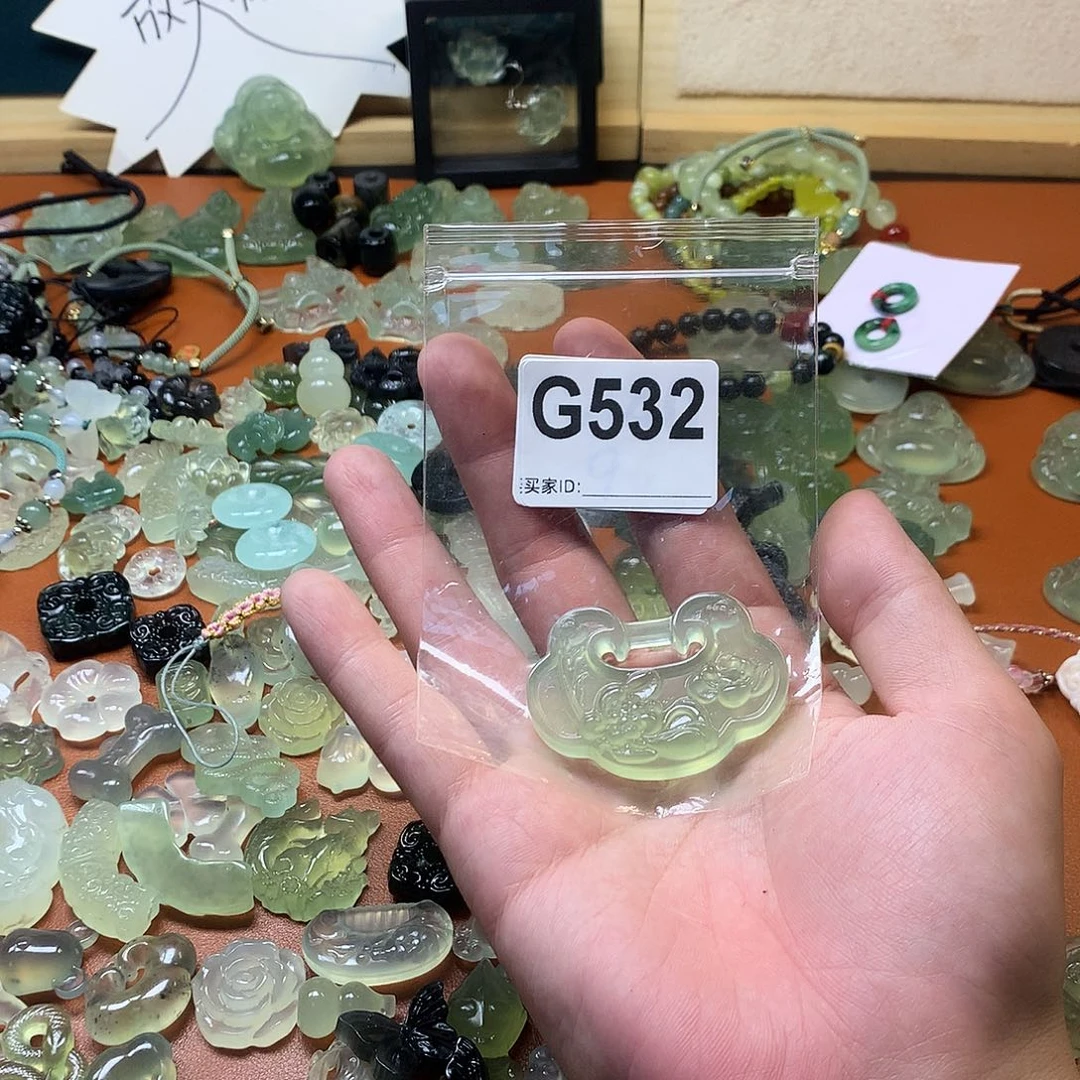尊***9蛇纹石玉未镶嵌颈饰