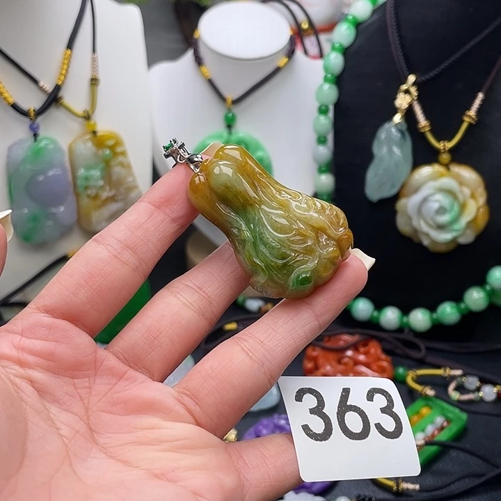 翡翠未镶嵌吊坠(赠链)