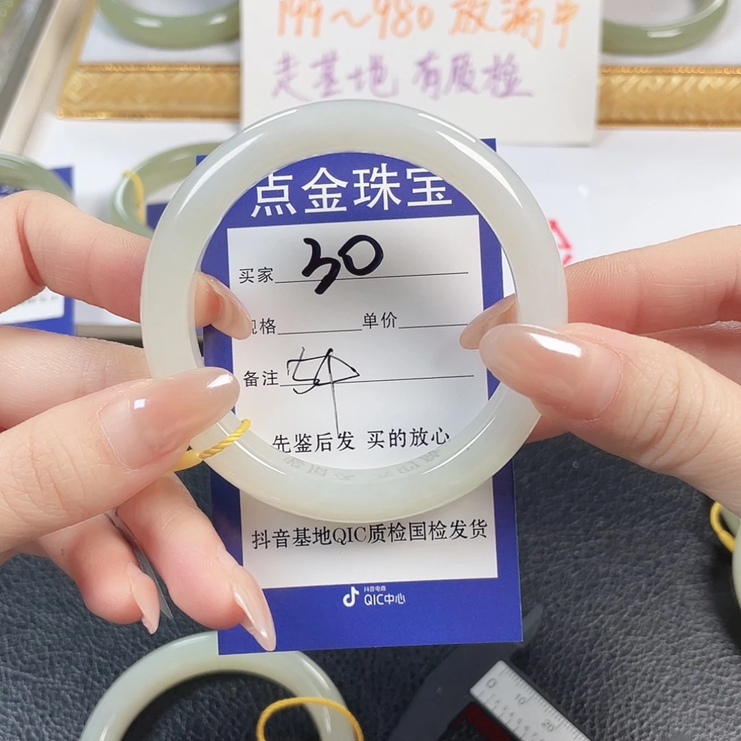 白***菜和田玉未镶嵌手镯