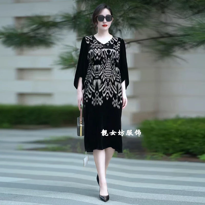 金丝绒连衣裙2025秋季新款阔太太奢华复古烧花宽松大码遮肚气质裙