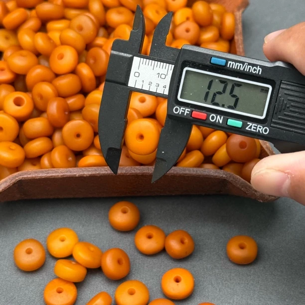 B026天然蜜蜡俄料老藏扣喇叭孔大孔道(约12 0.5克)多样性发其一
