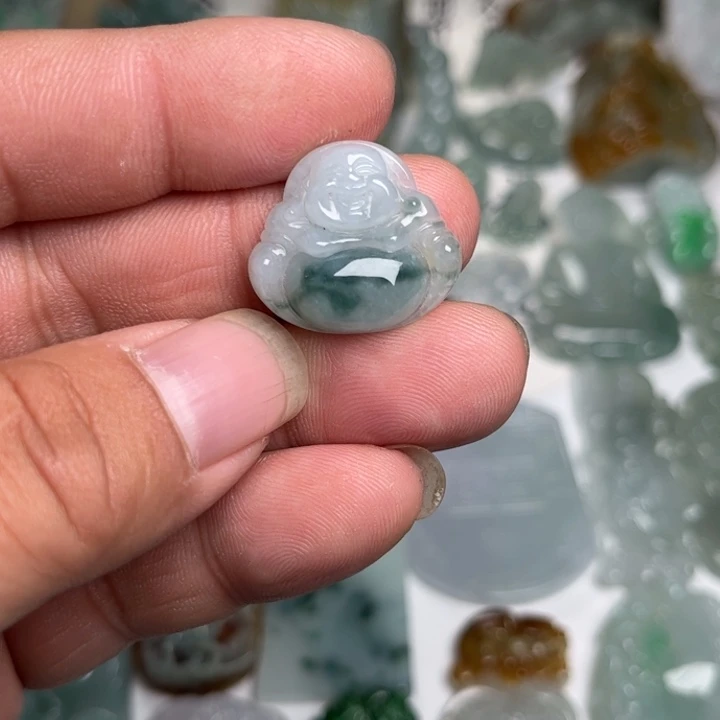 翡翠未镶嵌颈饰佛