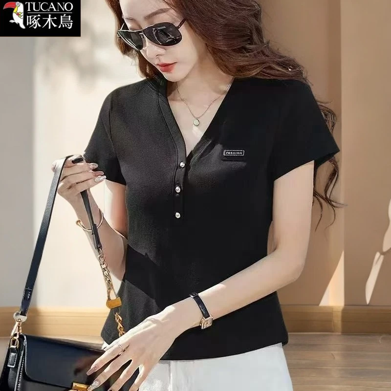 啄木鸟夏季薄款显瘦纽扣V领短款上衣2025年新款短袖百搭刺绣T恤女