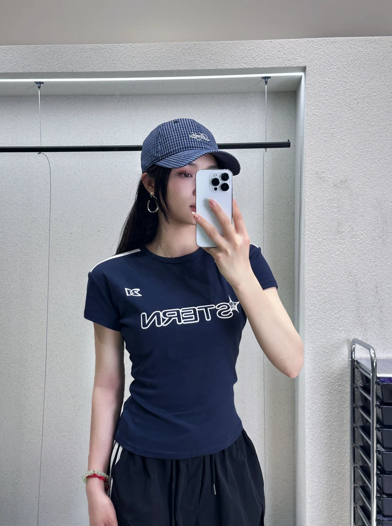 恩恩自制【辣到中暑】开春新款简约字母修身显瘦短款上衣