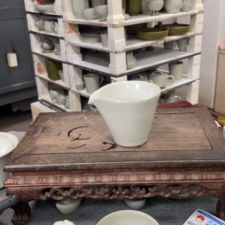 摆件月白釉手拉手抓公道