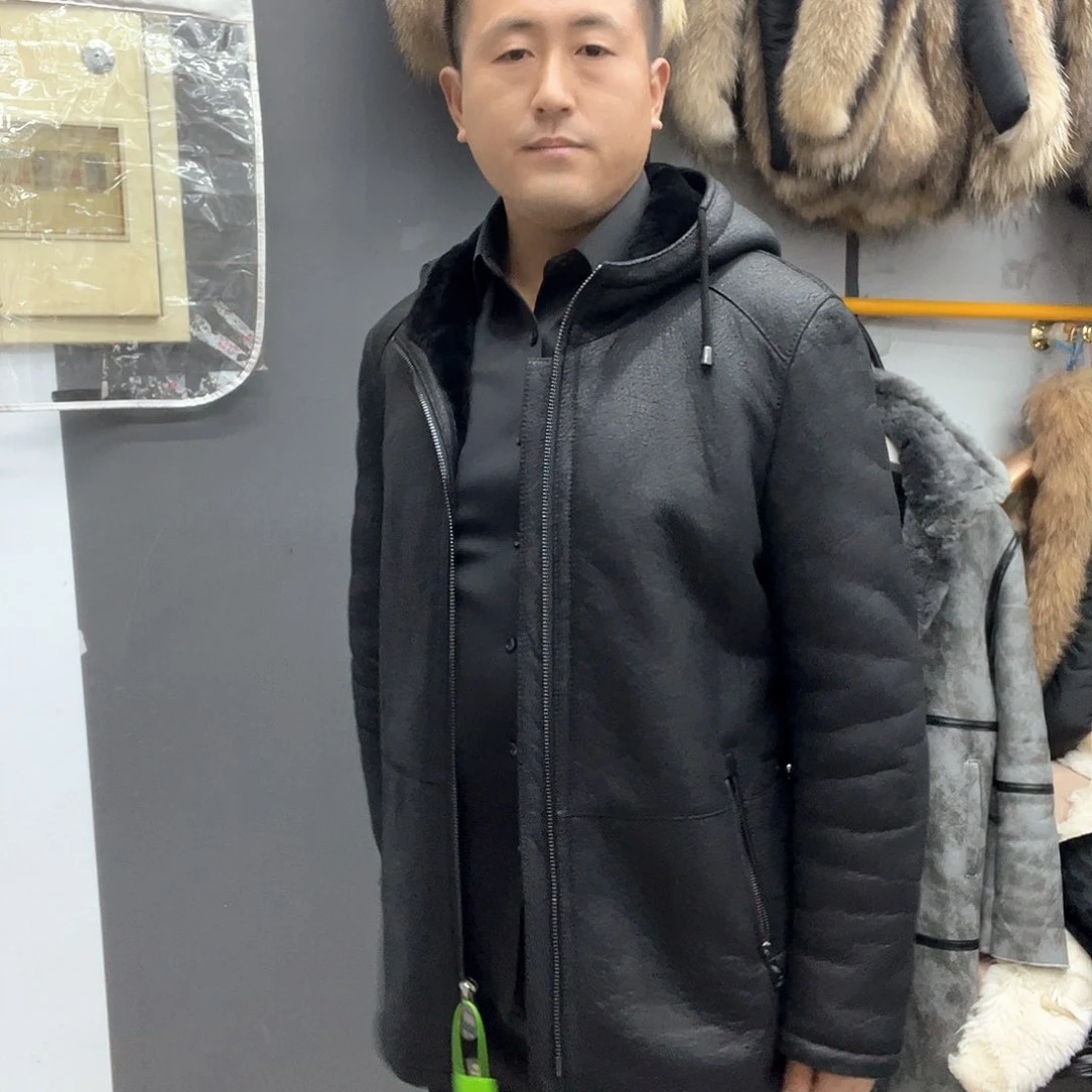 黑色帽款皮毛一体