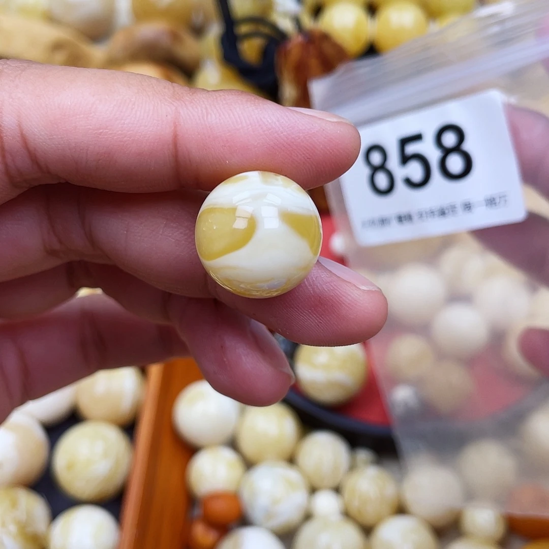 莫***山蜜蜡未镶嵌珠宝奇石粉17.5