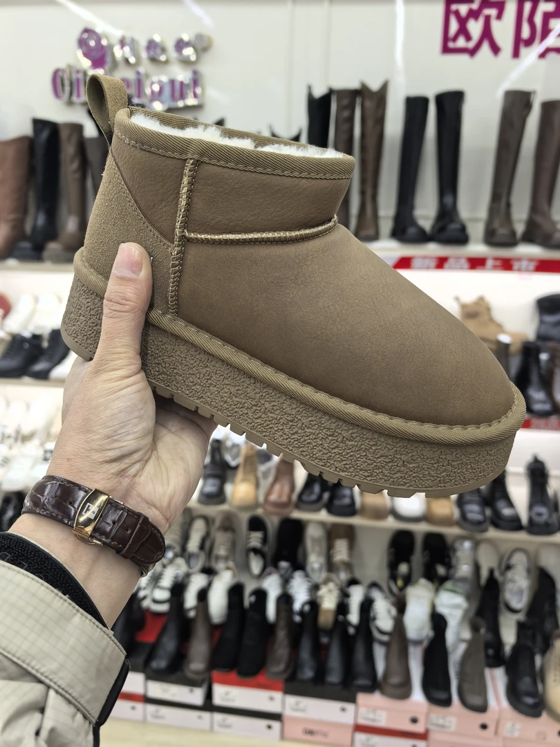 女士冬季时尚保暖加棉皮面雪地靴