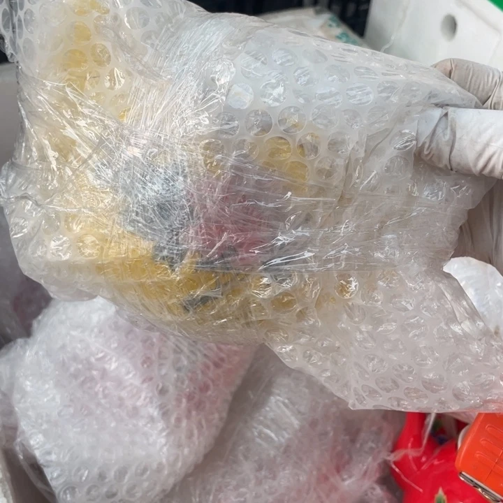 温****其他盘子碗砂锅都有黄色