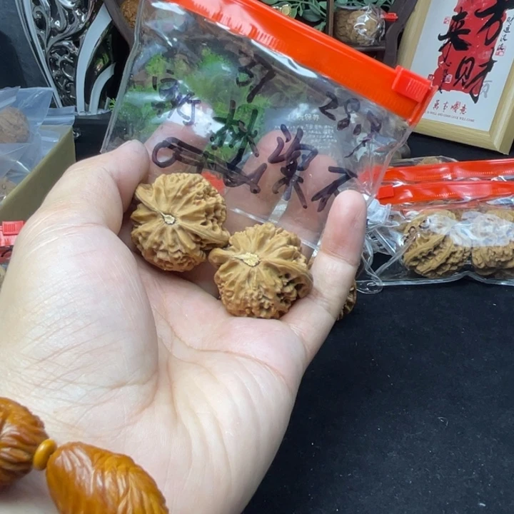 文玩核桃把件林****、宫灯