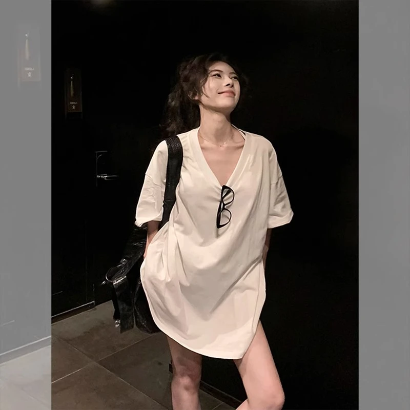 纯色极简大版别致V领短袖T恤女韩系下衣失踪遮屁股时髦中长款上衣