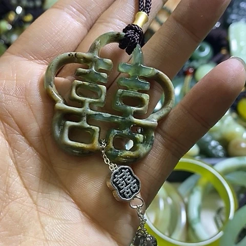 岫玉未镶嵌颈饰挂件