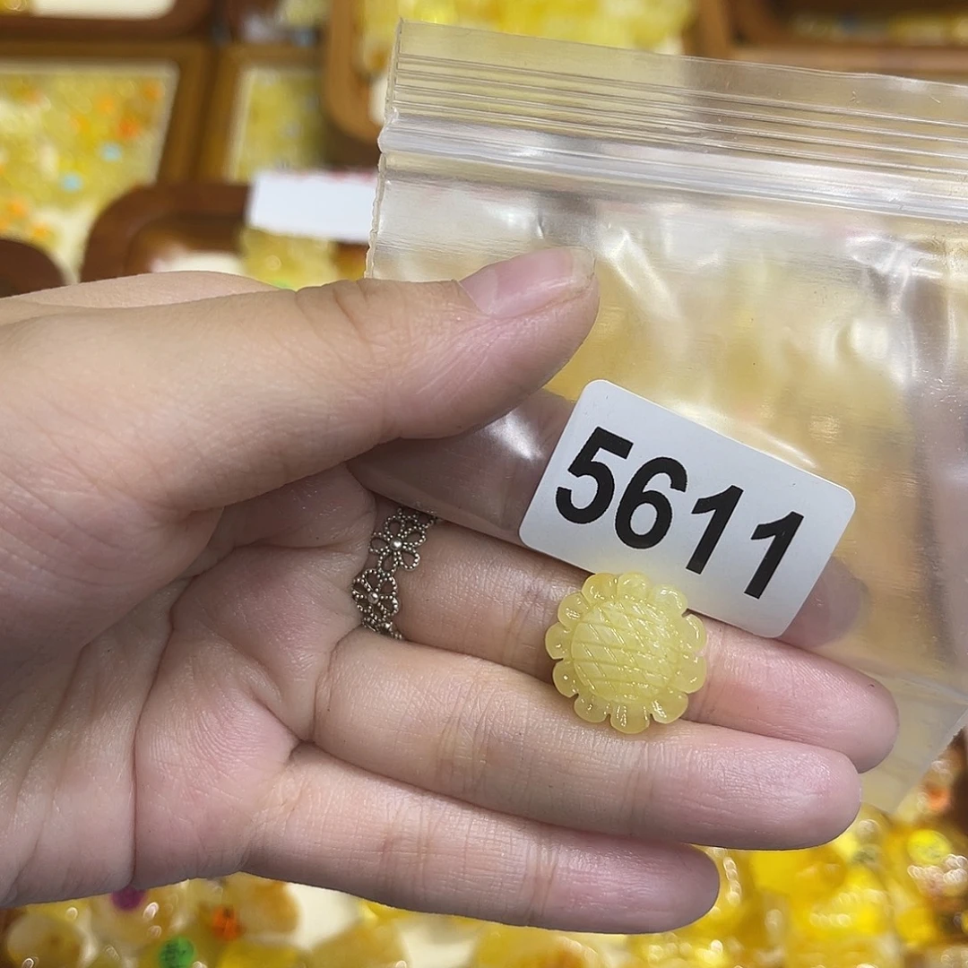 琥珀未镶嵌颈饰蜜蜡