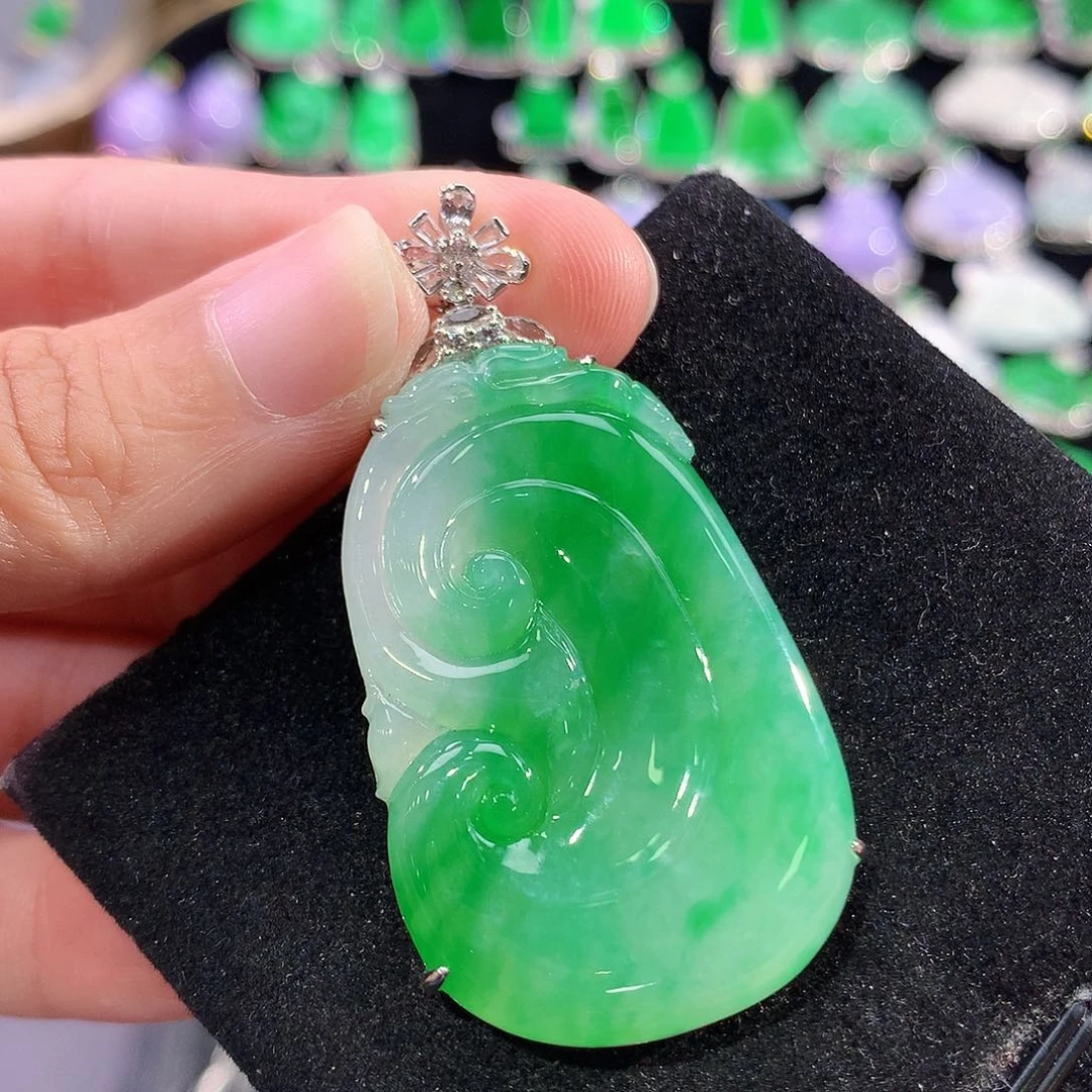 翡翠18K金镶嵌颈饰