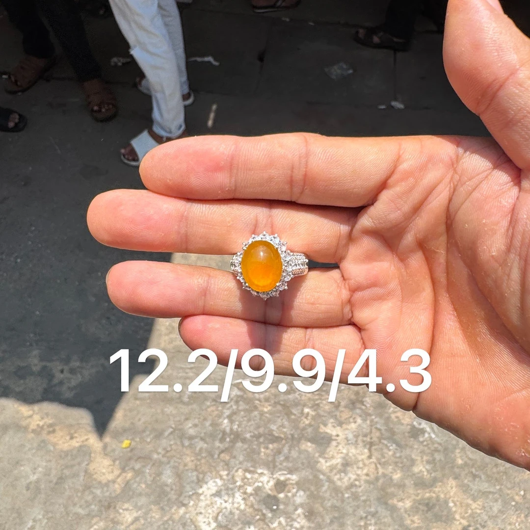 0610(小哪吒在源头)玻璃种翡翠炸光黄翡戒面干净杠味荧光足M100