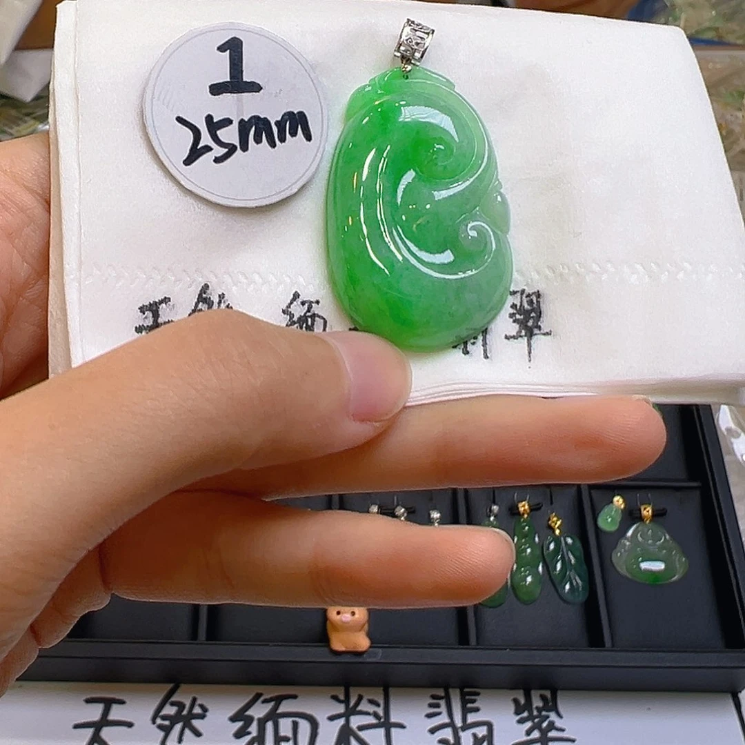 翡翠颈饰18K金镶嵌翡翠