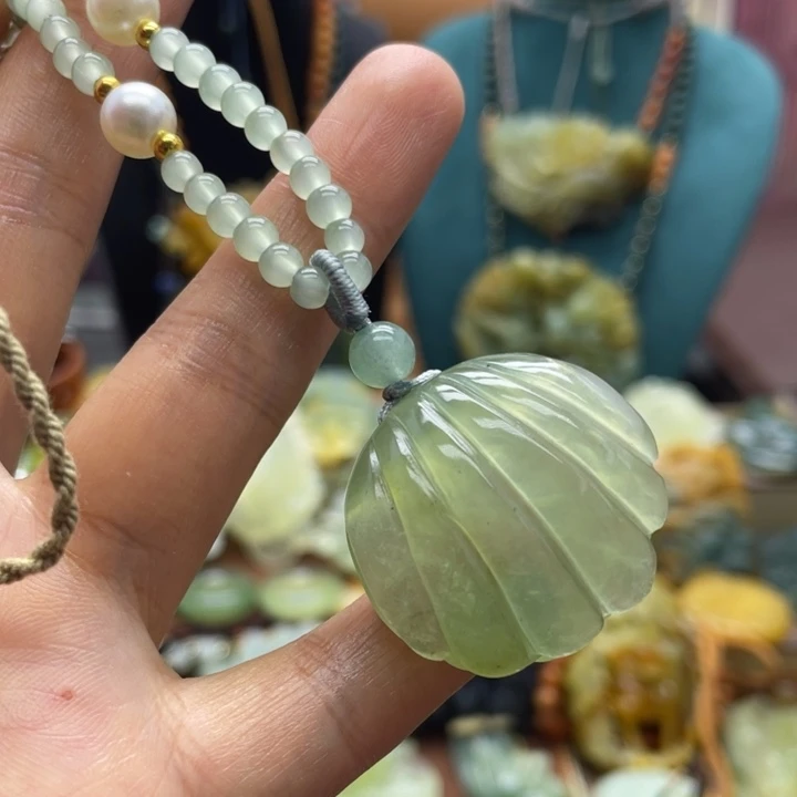 蛇纹石玉未镶嵌颈饰