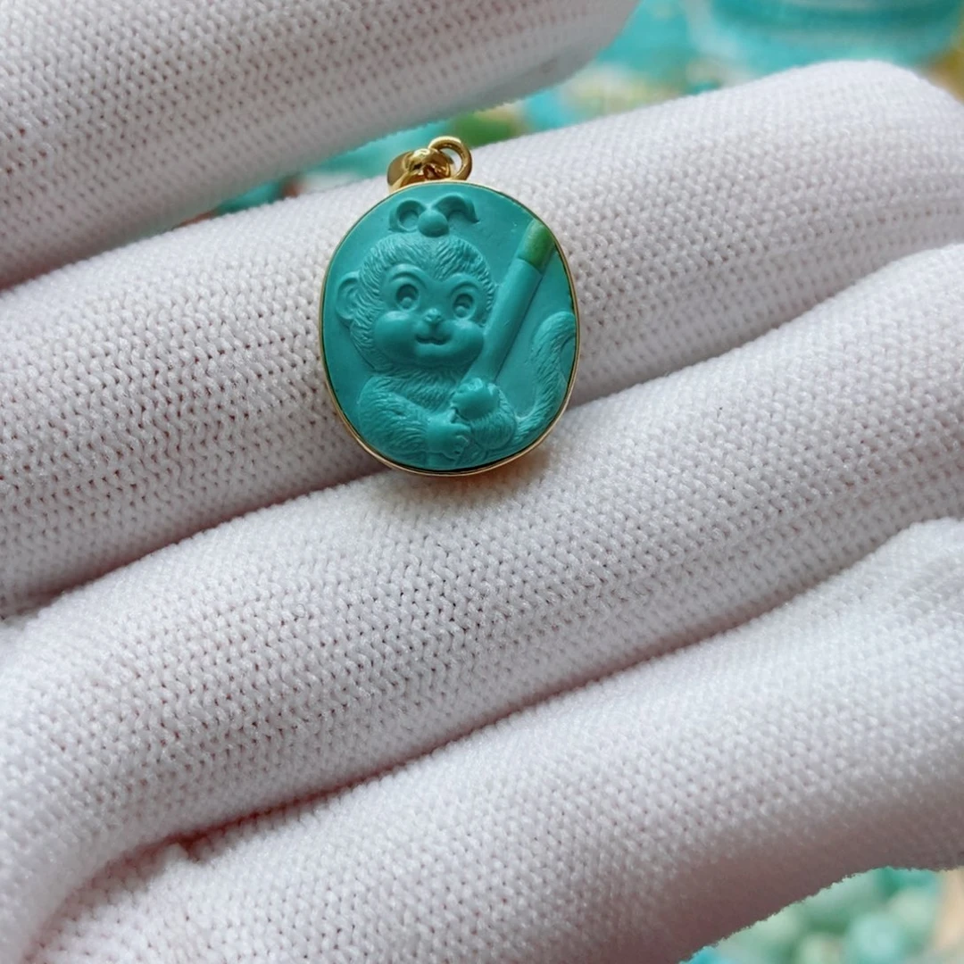 绿松石18K金镶嵌悟空吊坠