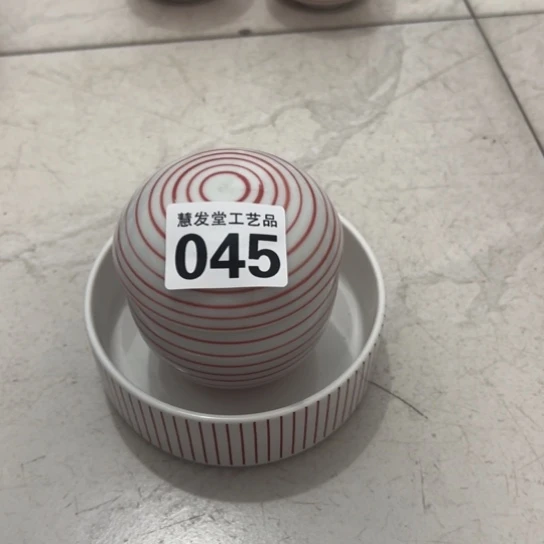 东***宿一个红条小钵和盖罐045