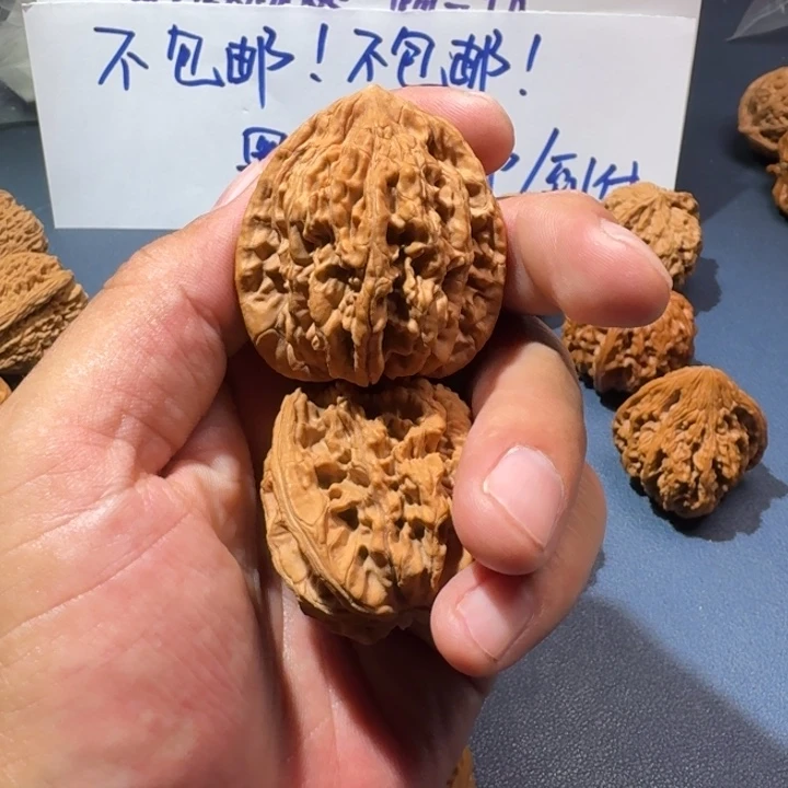 文玩核桃吊坠虎头