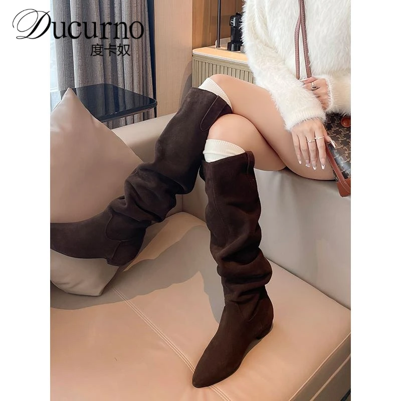 度卡奴2025新款覆古磨砂牛皮尖头低跟过膝长靴女绒面ins风堆堆靴