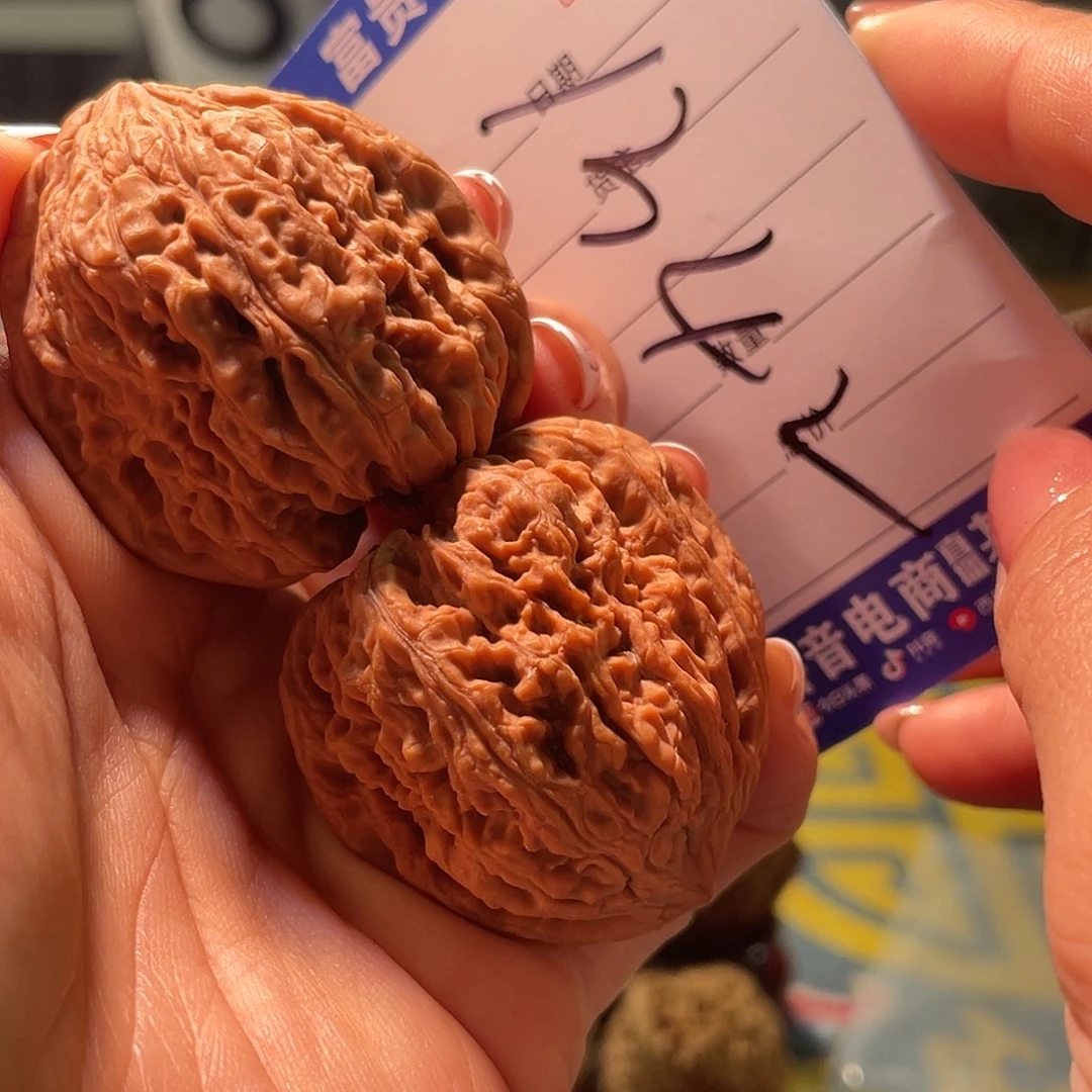 齐***宾把件核桃38左右涿鹿十字掐尖回头鹰