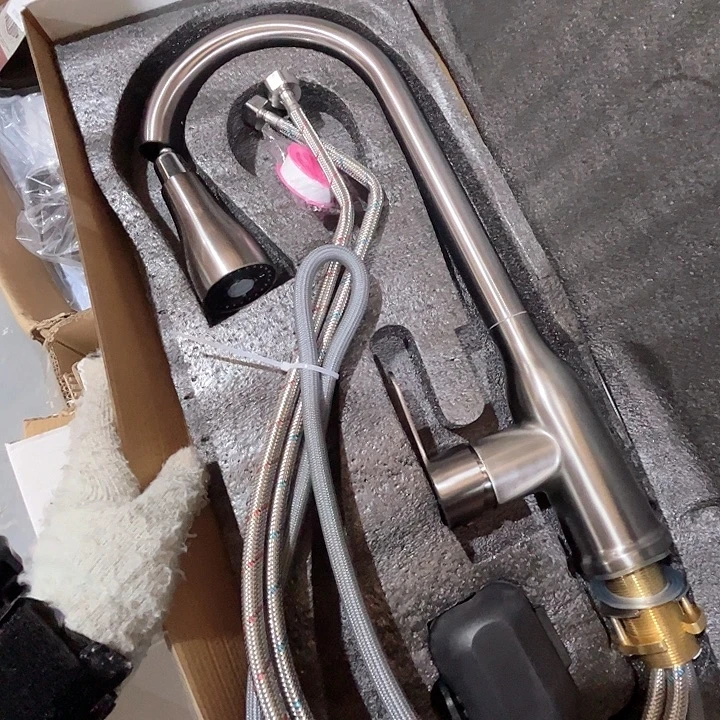 厨房可水洗抽拉式冷热水龙头。