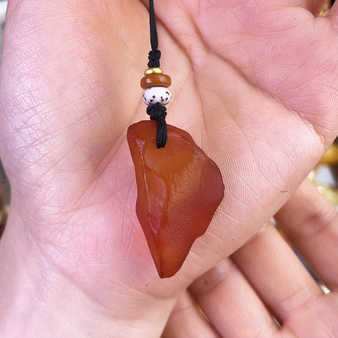 琥珀珠宝奇石未镶嵌。