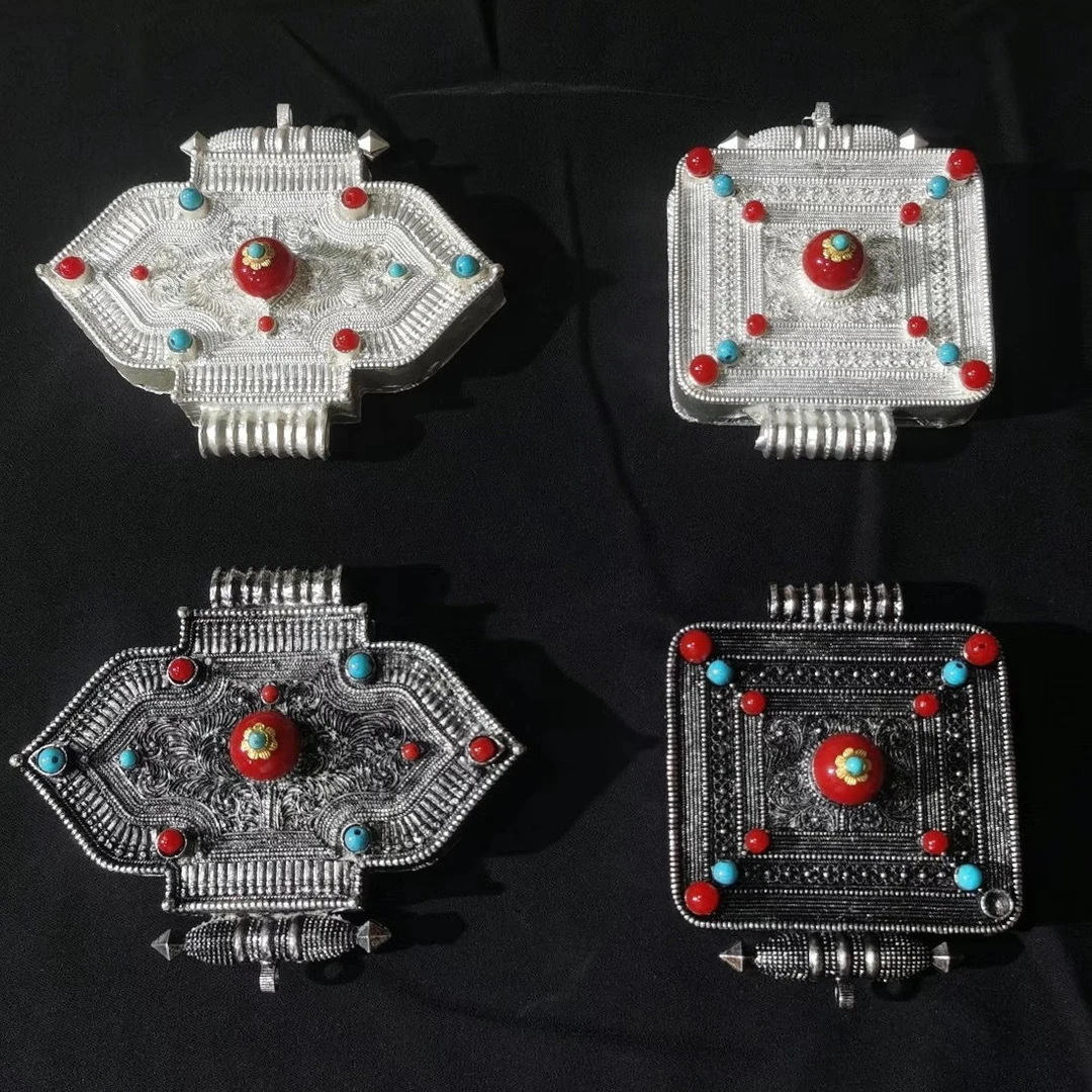 藏式乌盒民族尼泊尔镀金手工艺护身符新款藏族舞蹈配饰。藏式首饰