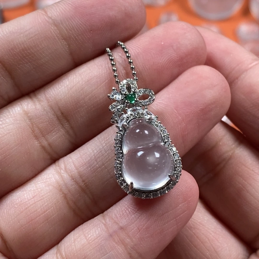 石英质玉合金颈饰葫芦