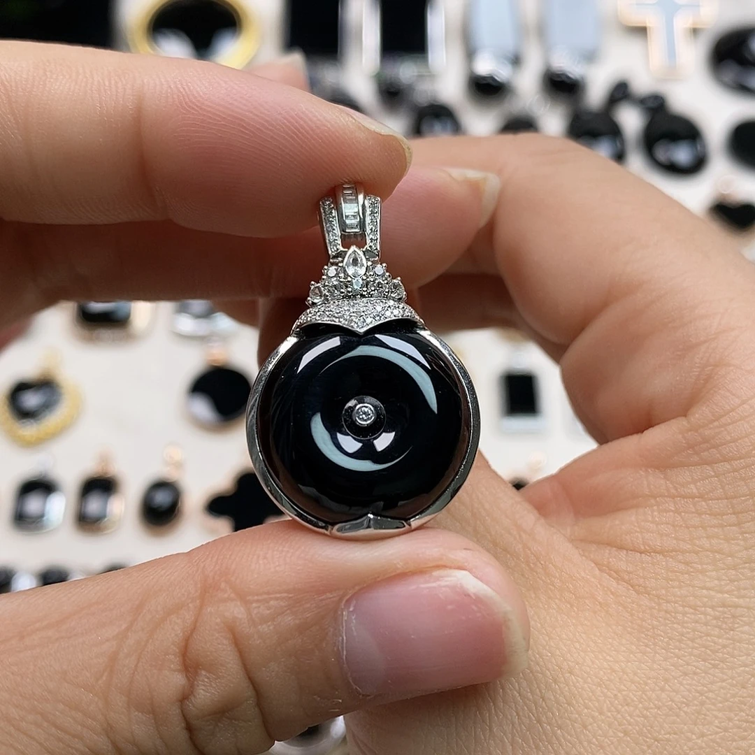 翡翠18K金镶嵌颈饰