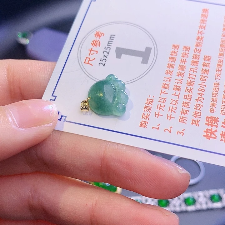 翡翠挂件18K金镶嵌iiiio o o o
