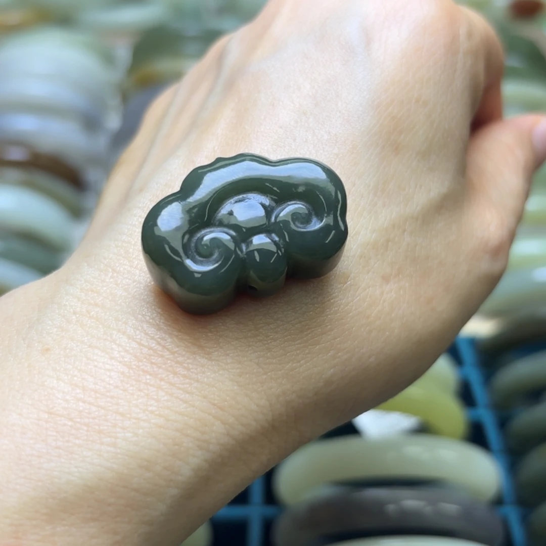 滚***机和田玉未镶嵌颈饰