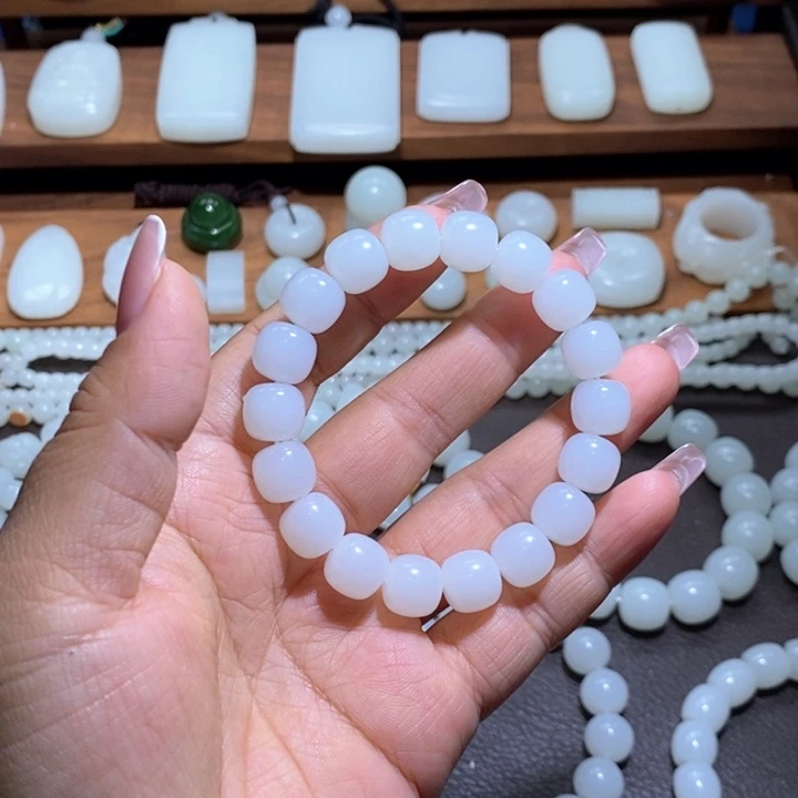 未镶嵌手链和田玉翊***。