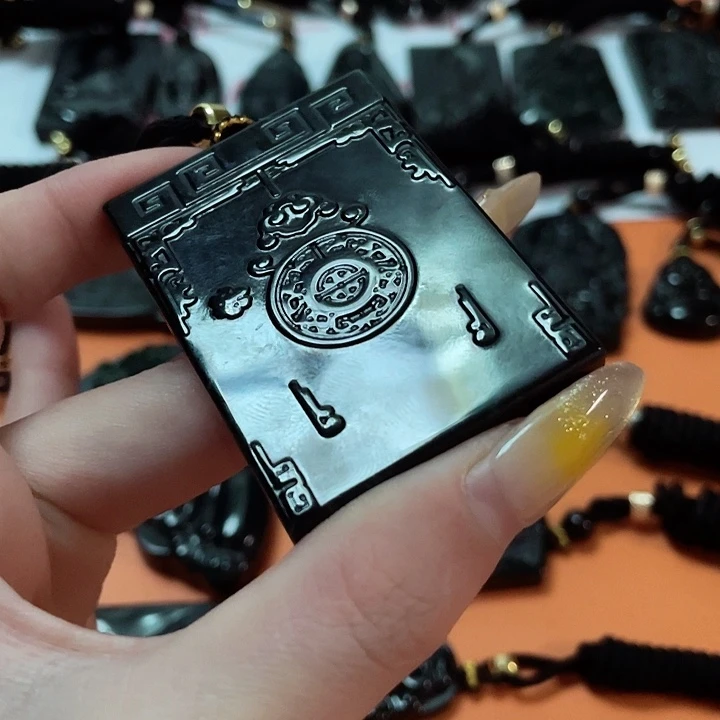 翡翠颈饰未镶嵌语*