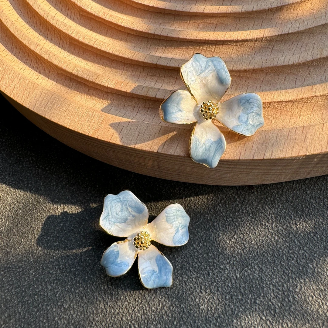 铜合金珐琅耳饰 蓝堇花渐变梦幻蓝珐琅彩铜镀金耳钉简约饰品蓝色