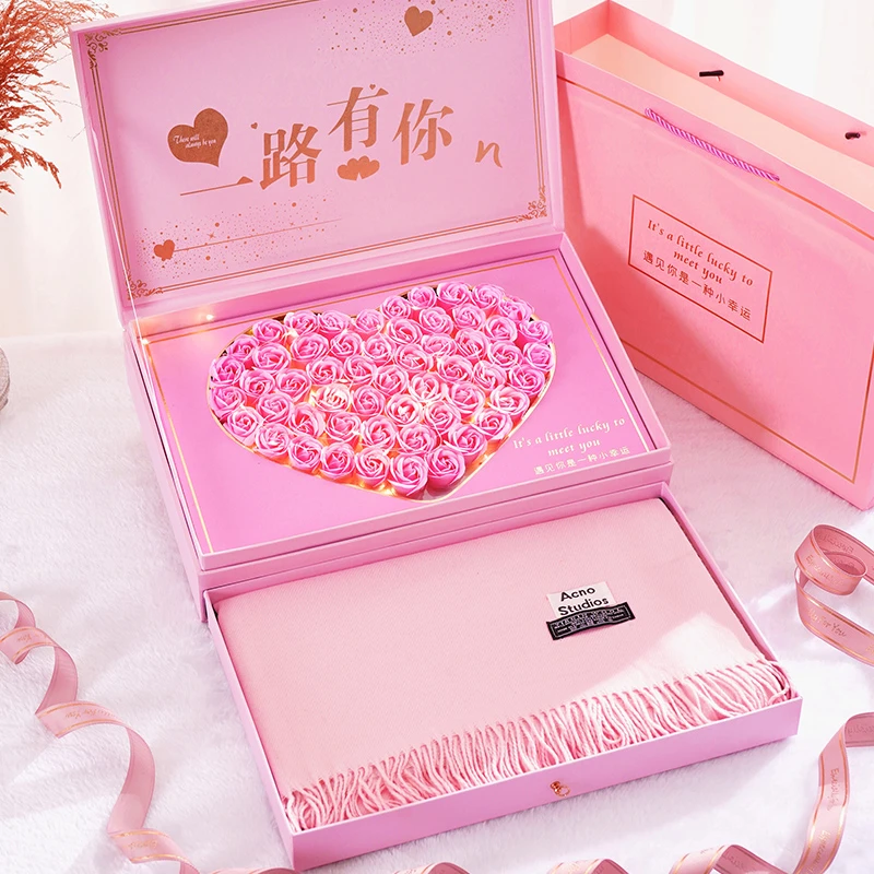 圣诞礼物送女友老婆女生妈妈闺蜜2025新款围巾礼盒高级轻奢上档次