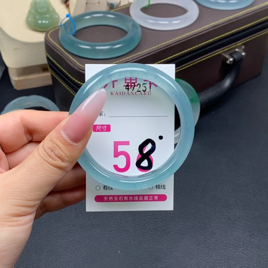 无***。石英质玉未镶嵌手镯