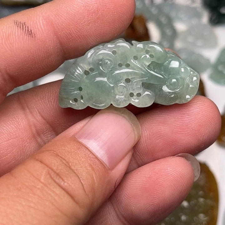 翡翠未镶嵌颈饰貔貅