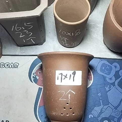 小金钟两个紫砂花盆