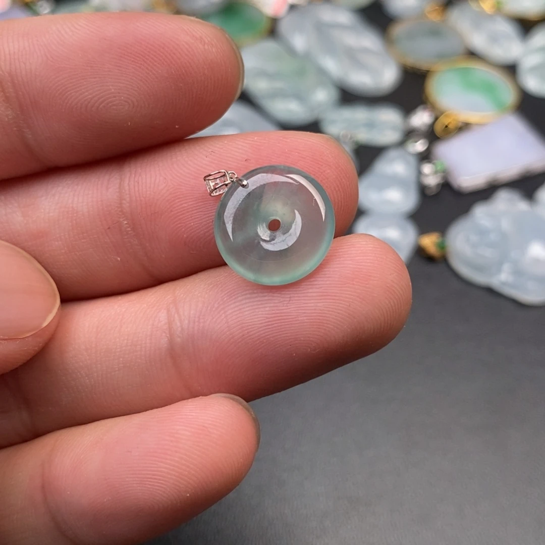 颈饰18K金镶嵌翡翠