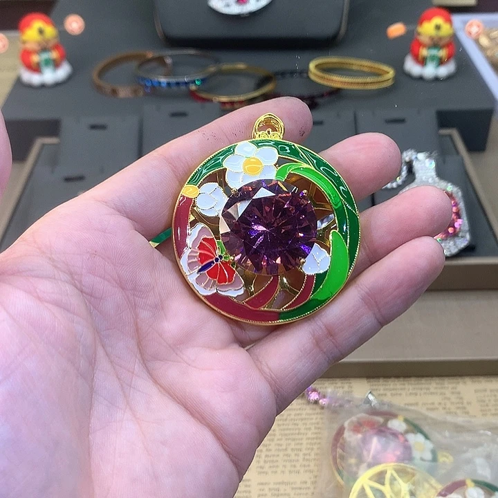 无非金属吊坠。