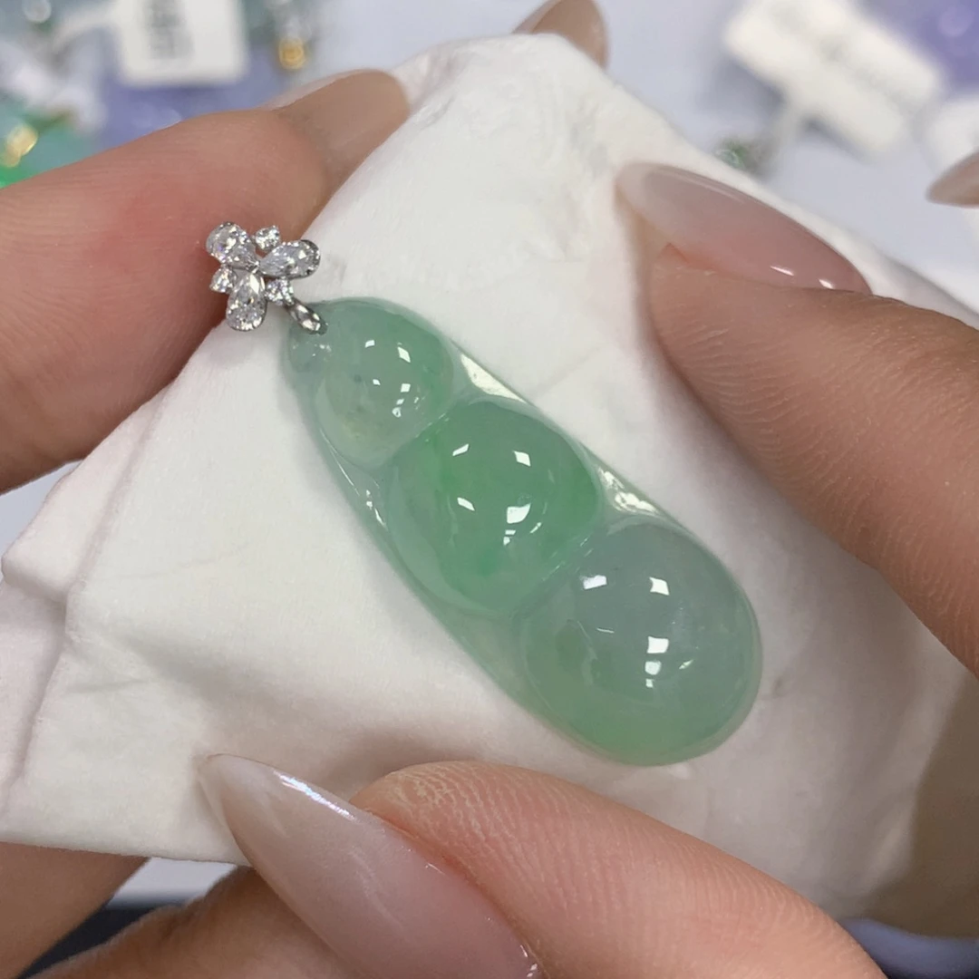 颈饰18K金镶嵌翡翠