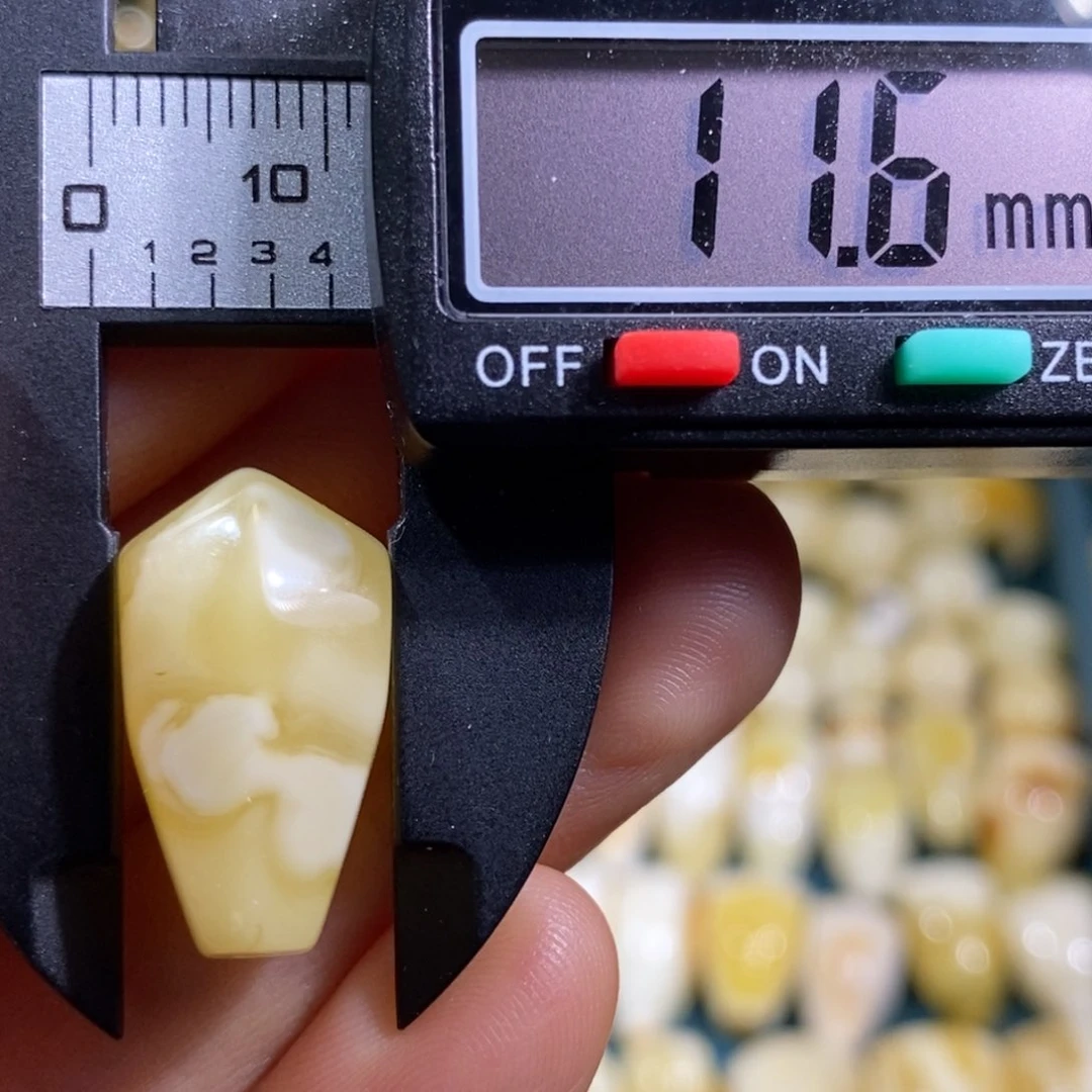 未镶嵌蜜蜡裸石配饰