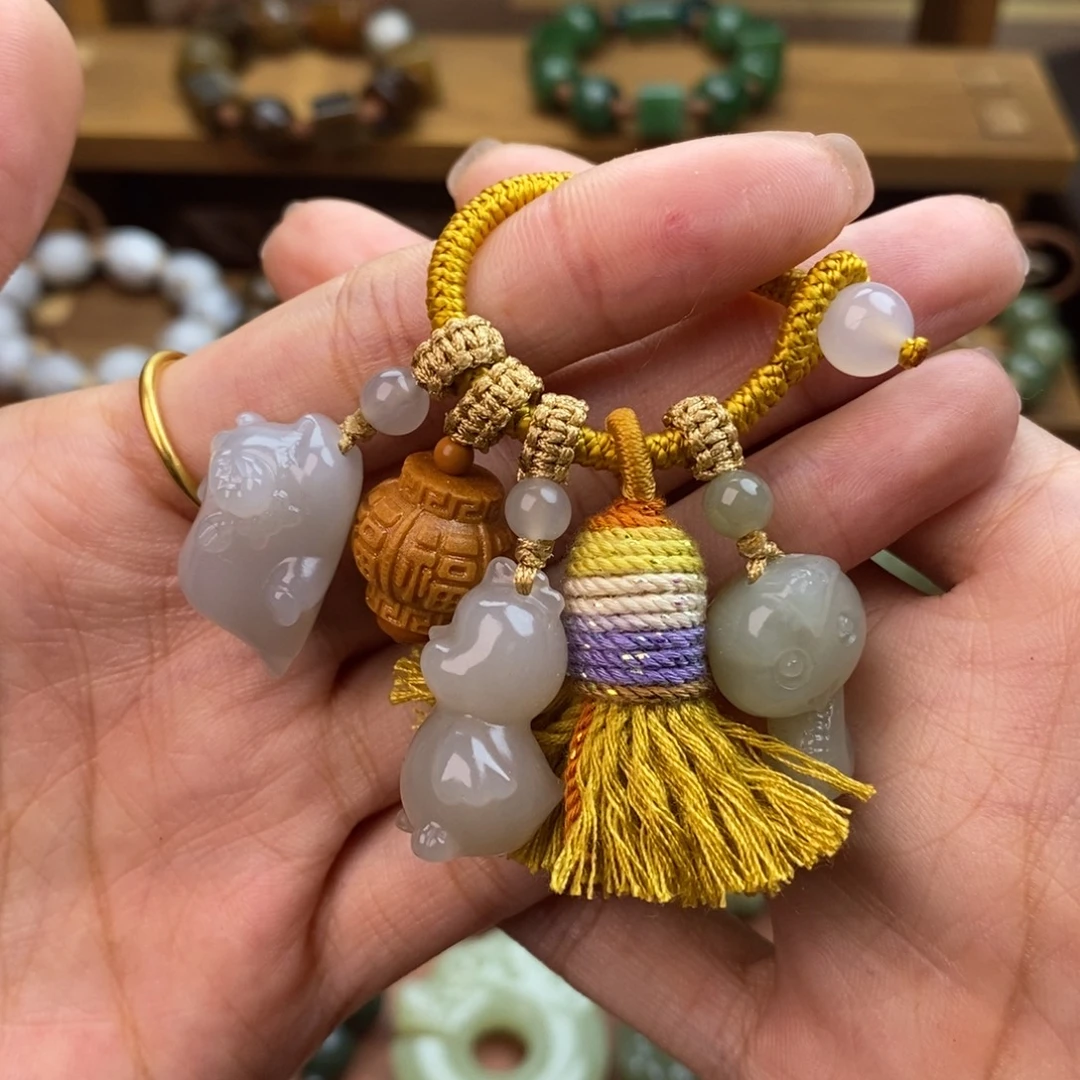 和田玉未镶嵌颈饰蛇鸡牛三合包挂