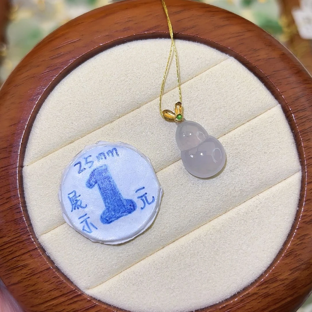 翡翠18K金镶嵌颈饰葫芦