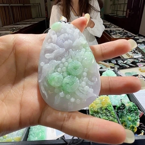 翡翠未镶嵌颈饰一个